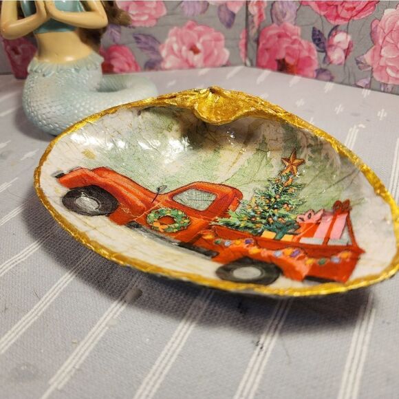 DECOUPAGE CLAM SHELL DECOUPAGE XMAS RED TRUCK 🚚 ON A CLAM SHELL TRINKET DISH - Picture 6 of 11